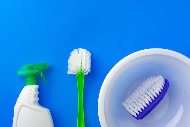 Prodotti per la pulizia della casa su sfondo di colore blu