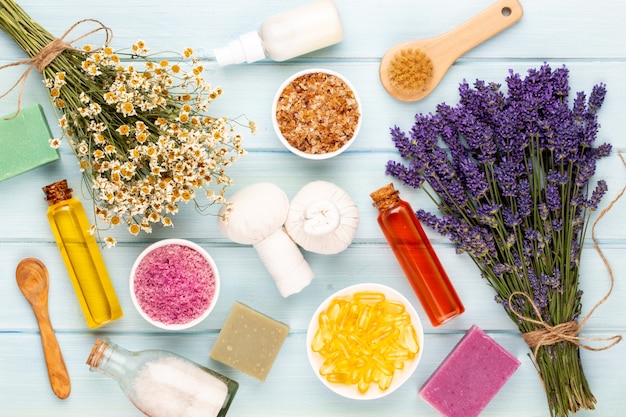 Prodotti per la toelettatura e bouquet di lavanda fresca sulla tavola di legno bianco.