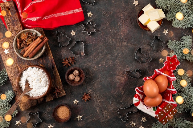 Prodotti per preparare biscotti natalizi festivi ingredienti per biscotti piccanti su uno sfondo scuro top