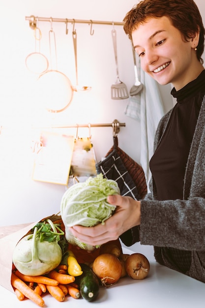 Prodotti per una corretta alimentazione. Consegna della spesa, acquisto di verdure fresche