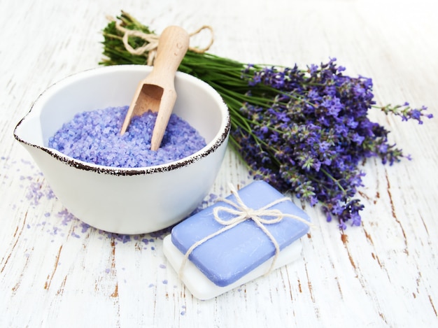 Prodotti termali e fiori di lavanda