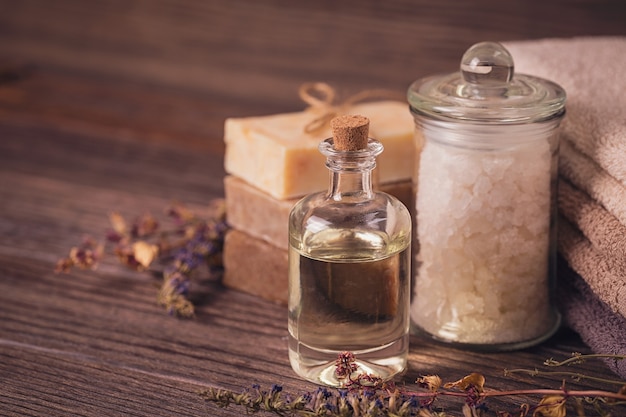 Prodotti termali per la cura del viso e del corpo. Sale marino naturale, sapone fatto in casa, olio da massaggio e asciugamani colorati. Spa e concetto di cura del corpo.