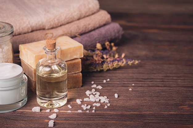 Prodotti termali per la cura del viso e del corpo. Sale marino naturale, sapone fatto in casa, olio da massaggio e asciugamani colorati. Spa e concetto di cura del corpo.