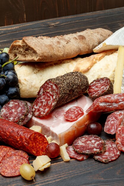 Prodotti tradizionali italiani con salame, formaggio, pane e frutta