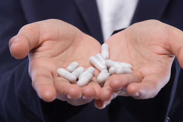 Prodotti White Supplements. Primo piano delle mani della donna che tengono le capsule. Concetto di nutrizione sana dieta.