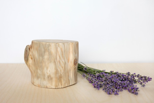 Prodotto cosmetico 3D Podium Forma geometrica minimale astratta Una sfera cilindrica fiori di lavanda