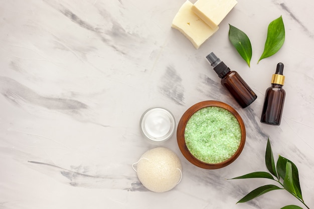 Prodotto cosmetico con olio essenziale di melaleuca. Foglie fresche di tea tree, sale e olio