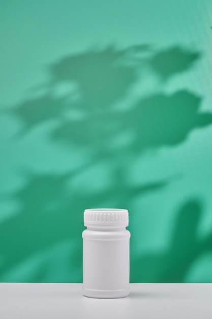 Prodotto cosmetico in tubo di vetro bottiglia lozione idratante antietà olio essenziale per il viso o siero su sfondo verde con ombra leggera natura naturale biologico e concetto di bellezza per la cura della pelle