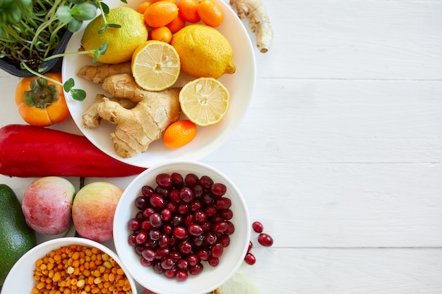 Prodotto di assortimento ricco di antiossidanti e fonti di vitamine su legno bianco