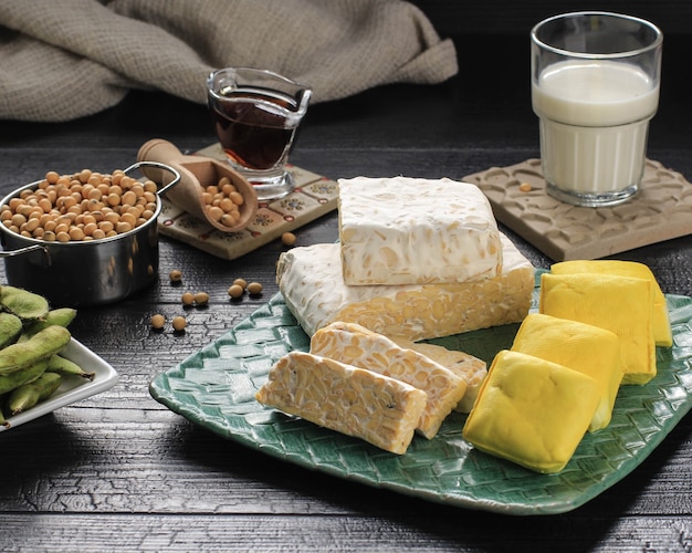 Prodotto di soia: tofu crudo, tempeh, latte di soia, salsa di soia e fagioli di soia. Concetto di cibo vegetariano sano