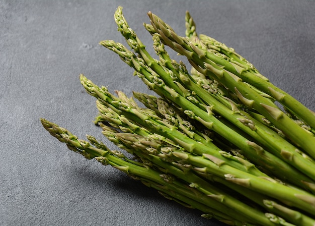 Prodotto di stagione Asparagi verdi freschi