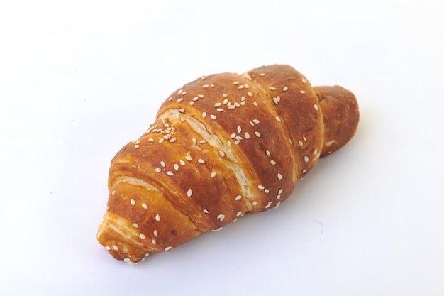 prodotto sano dell'alimento del pane fresco isolato su bianco