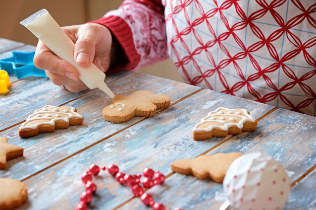 Produrre biscotti allo zenzero natalizio con decorazione smalto bianco