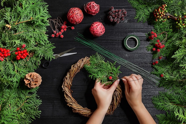 Produttore di decorazioni natalizie con le proprie mani. Ghirlanda di Natale per le vacanze. La celebrazione del nuovo anno. Master class sulla realizzazione di ornamenti decorativi. Vista dall'alto. Piatto posare Capodanno