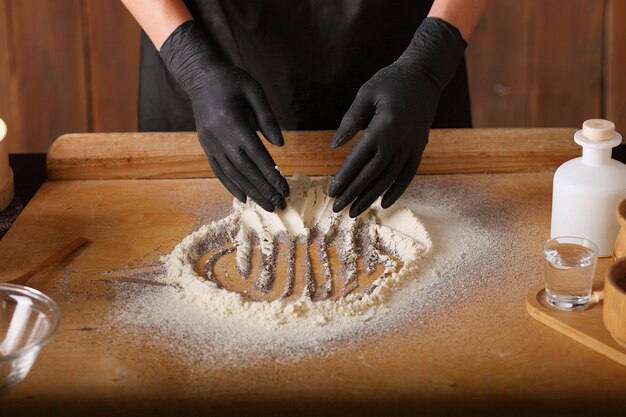 Produzione casalinga di pane fresco sano di altra pasticceria da ingredienti naturali su un grigio chiaro