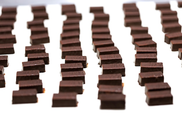 Produzione di caramelle al cioccolato Dolci su nastro trasportatore in fabbrica