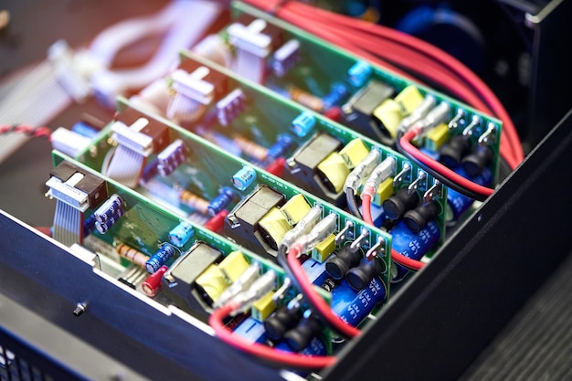 Produzione di chip o microchip per circuiti stampati Somputer Riparazione di apparecchiature hardware Officina di riparazione e lavoratore con strumenti Test di dispositivi digitali moderni sul concetto di dispositivi elettronici da scrivania