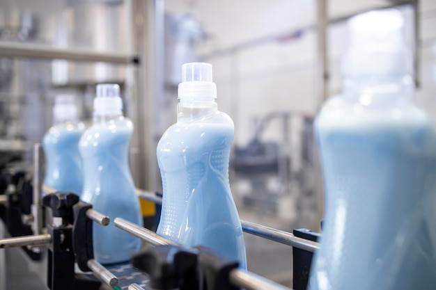 Produzione di detergenti o ammorbiditori per tessuti in fabbrica di prodotti chimici