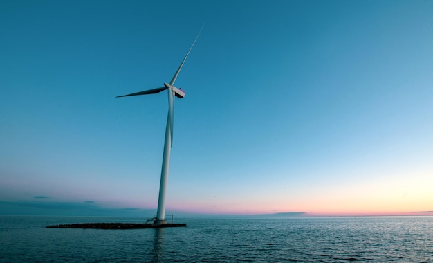 Produzione di energia eolica in Danimarca vicino al tramonto