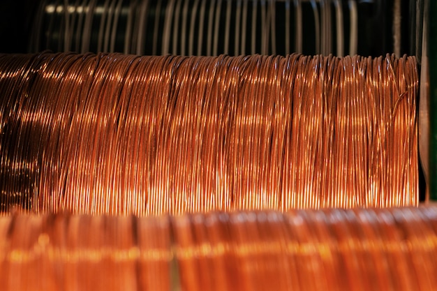 Produzione di filo di rame, cavo in bobine in fabbrica. Fabbrica di cavi.