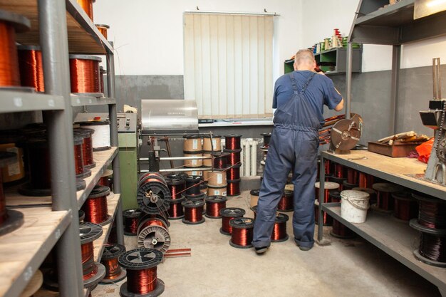 Produzione di filo di rame un uomo lavora in un'officina presso un impianto di motori elettrici