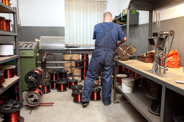 Produzione di filo di rame un uomo lavora in un'officina presso un impianto di motori elettrici