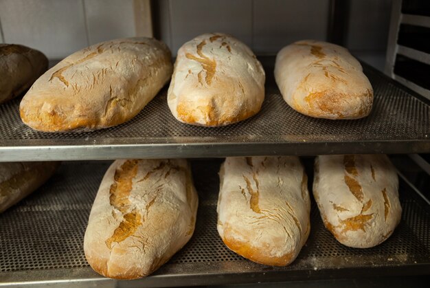 Produzione di pane cotto con forno a legna in un forno.