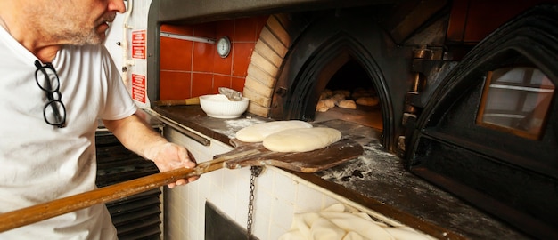 Produzione di pane cotto con forno a legna in un forno