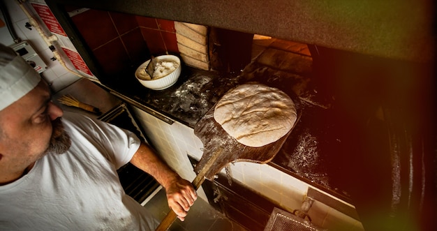 Produzione di pane cotto con forno a legna in un forno