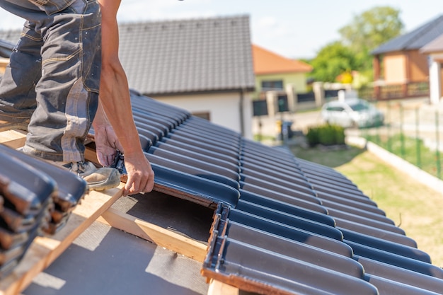 produzione di tetti da piastrelle ceramiche su una casa di famiglia