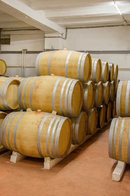 Produzione di vino Le botti di vino in legno si trovano in cantina Sono pronte da versare o sono già piene