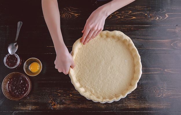 Produzione graduale della torta di fragole