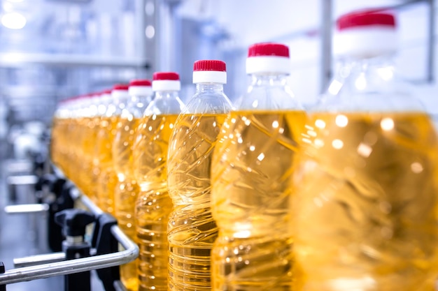 Produzione industriale di olio vegetale in fabbrica di imbottigliamento