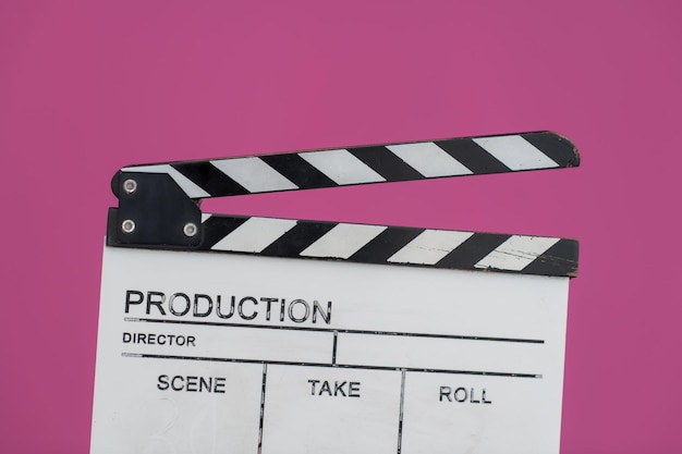 produzione video film clapper cinema azione e taglio concetto isolato su sfondo rosa viola viola