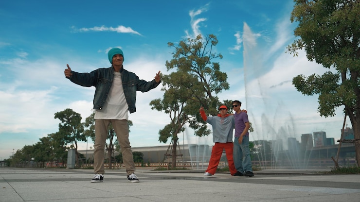 Photo professional attractive hipster perform street dance with fountain sprightly
