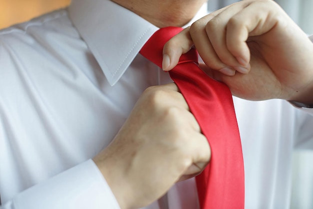 Professionale uomo gentiluomo eccellente dirigente d'affari che si adatta al suo abito e si prepara per il lavoro di ufficio quotidiano vestirsi come un gentiluomo abito buono per la rivista esecutiva