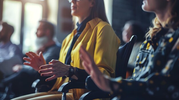 Professionista con disabilità uditive enfatizza la comunicazione e l'inclusione attraverso il linguaggio dei segni in un