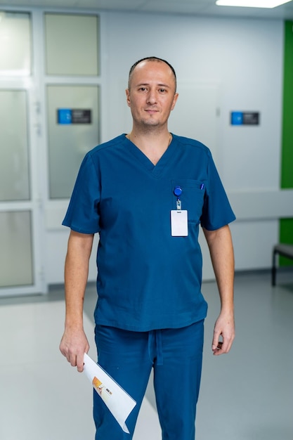 Professionista fiducioso Ritratto di un serio e bello dottore