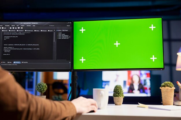 Professionista IT in salotto che risolve problemi di codifica sul computer chroma key