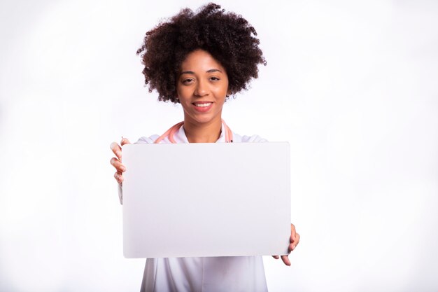 professionista medico che lavora tenendo banner pubblicitario vuoto