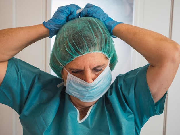 Professionista sanitario con protezione contro il covid 19 che indossa la maschera