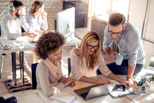 Professionisti aziendali che lavorano insieme