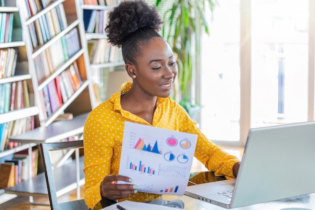 Professionisti aziendali. Donna di affari che analizza i dati facendo uso del computer mentre trascorrendo tempo nell'ufficio