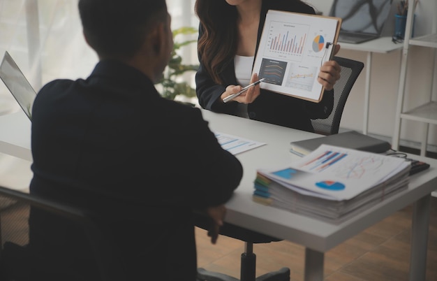 Professionisti aziendali Gruppo di giovani uomini d'affari fiduciosi che analizzano i dati utilizzando il computer mentre trascorrono del tempo in ufficio