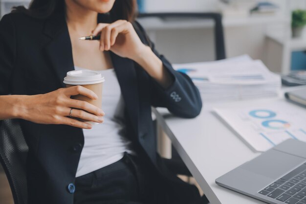 Professionisti aziendali Gruppo di giovani uomini d'affari sicuri che analizzano i dati utilizzando il computer mentre trascorrono del tempo in ufficio