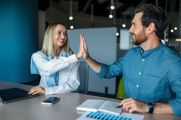 Professionisti che lavorano insieme in ufficio