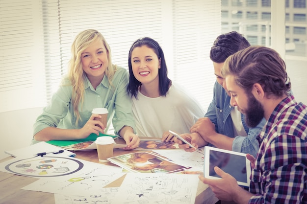 Professionisti creativi che lavorano in ufficio