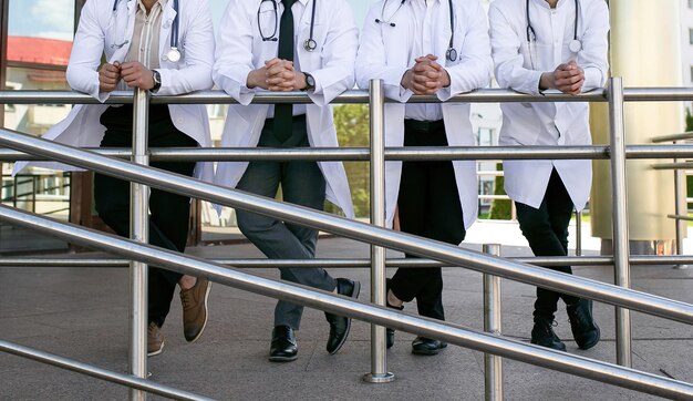 Professionisti della medicina personale persone medico infermiere e chirurgo un gruppo di medici senza volto