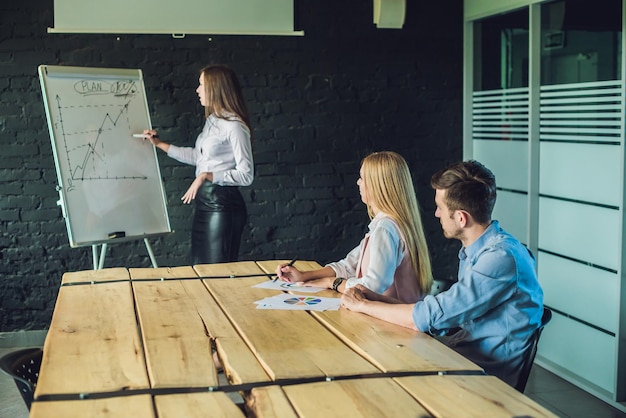 Professionisti giovani e attraenti con formazione aziendale