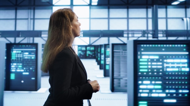 professionisti IT che supervisionano il centro dati, controllano l'hardware sul posto di lavoro